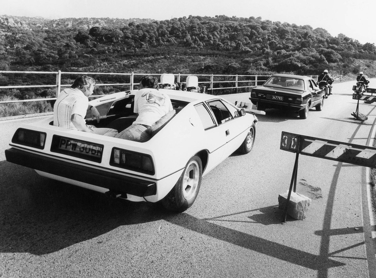 Très jolie voiture signée Bertone! On retrouve les feux arrière de cette auto sur la Lotus Esprit S1, celle de L'ESPION QUI M'AIMAIT.