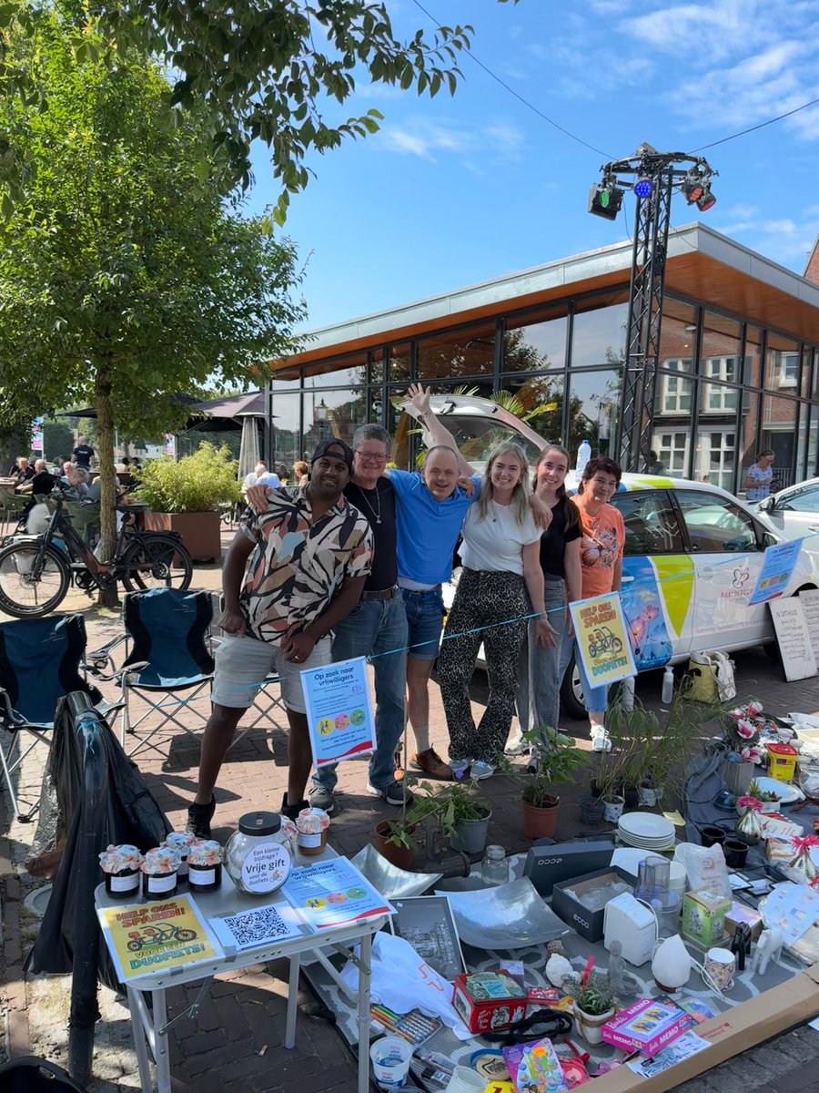 baalderborg's tweet photo. Team Esrand staat op Ommer Bissingh. Tegenover de Primera houden we tot 17:00 uur een verloting met mooie prijzen, zoals waardebonnen, leuke pakketten en hoofdprijzen, zoals een bluetooth speaker, koptelefoon en gaslantaarn. De opbrengst is voor een duofiets voor onze bewoners. https://t.co/ZiFP2X21cu