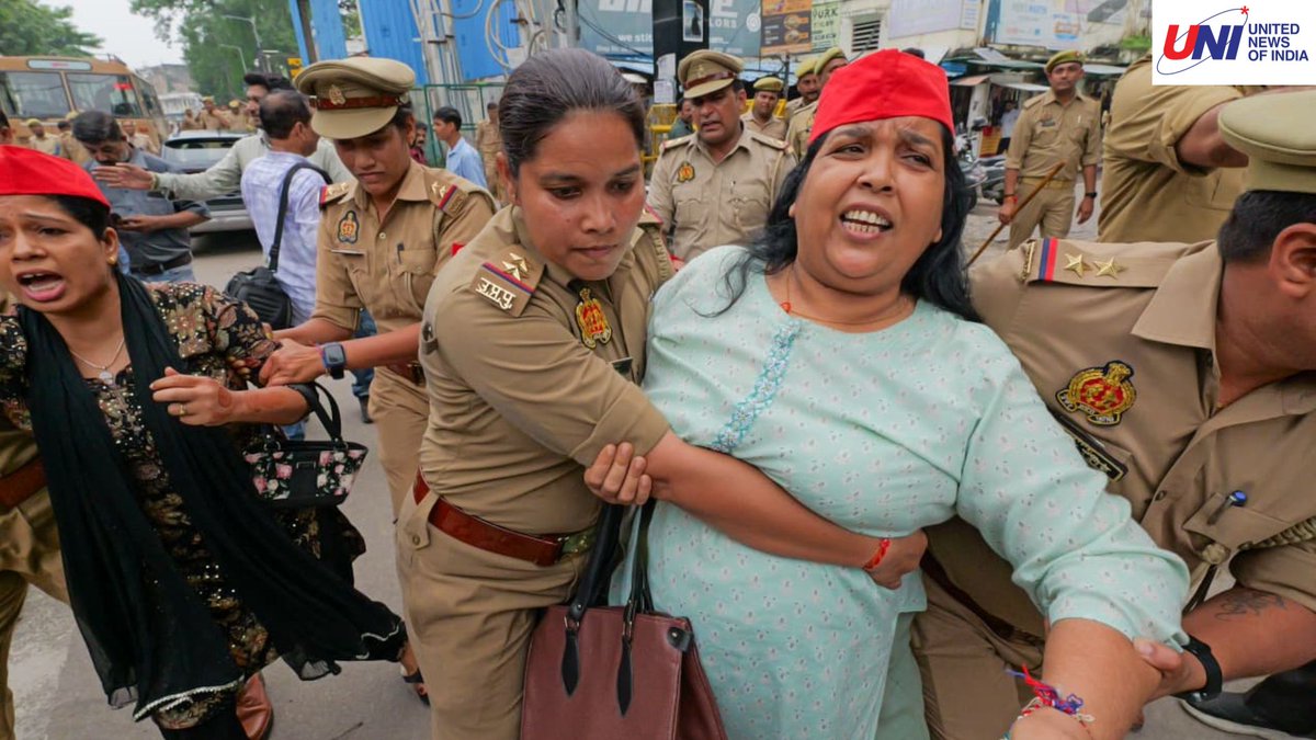 uniindianews's tweet photo. #InPhotos | Members of the Samajwadi Mahila Sabha staged a protest at the Election Commission office in Janpath Market, Hazratganj, Lucknow, earlier today.

(📸:  Sumit Kumar / UNI)

@samajwadiparty | #ECI | #JanpathMarket | #Hazratganj | #Lucknow | #SamajwadiParty | #UttarPradesh | #SamajwadiMahilaSabha