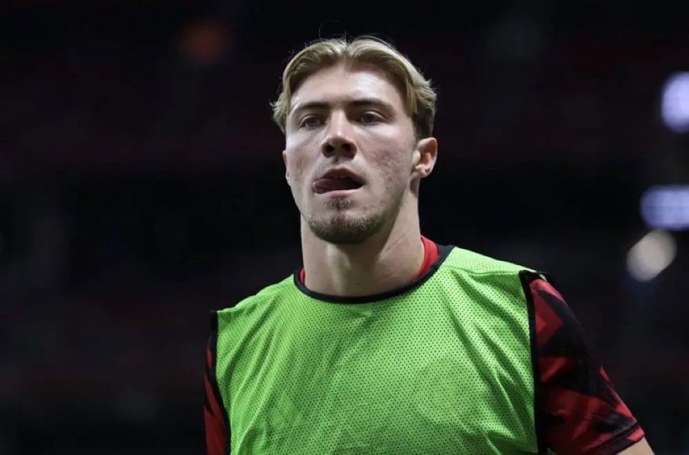 🚨 BREAKING:

AC Milan are advancing on Rasmus Højlund deal with Man United.

Talks ongoing on player side to discuss the project with Højlund opening the door to AC Milan.

€6m loan fee + €45m buy option clause and salary covered.

#MUFC [<a href="/FabrizioRomano/">Fabrizio Romano</a>]