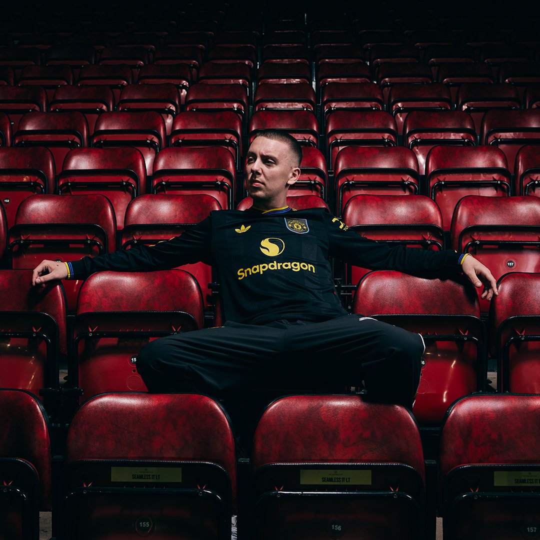 ManUtd's tweet photo. Aitch approves 🖤