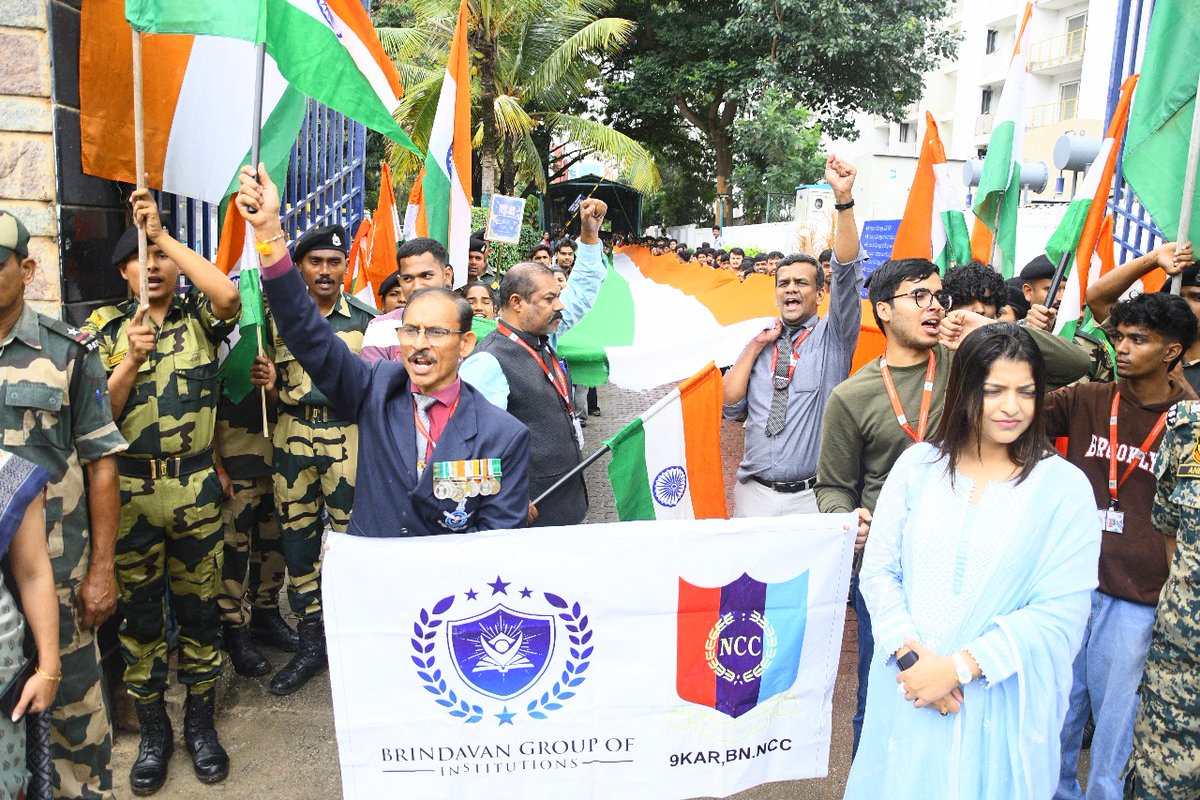 NCCgpbangaloreb's tweet photo. Tiranga Rally! Rally with a 500 m tricolour was held in Yelahanka Bangalore, by Cadets of 9 Kar Bn NCC, students of Brindavan Group of Instt and BSF personnel
@HQ_DG_NCC 
@Dte_kargo https://t.co/GmJwZXn9CF