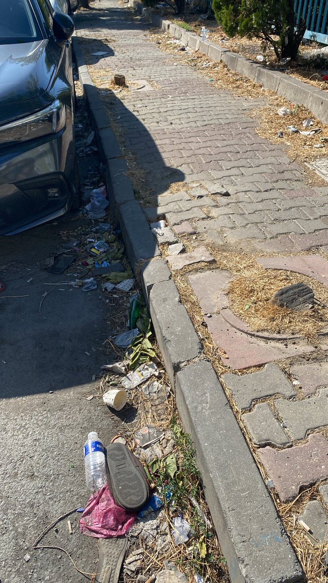 Bu rezillik nedir? Hiç kimsenin canı sıkılmıyor mu bu duruma güzelim Şişli ne hallerde? <a href="/sislibelediyesi/">Şişli Belediyesi</a> kayyum atanınca işler bu şekilde mi yürümeye başladı? #şişli