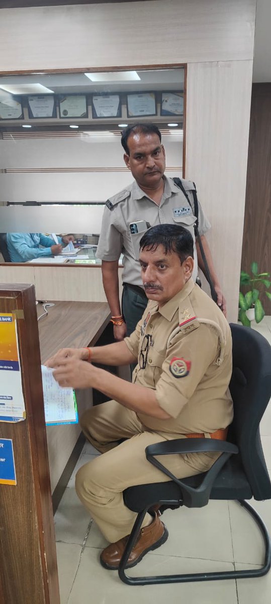#DCPEast <a href="/shashsinghips/">Shashank Singh</a> के निर्देशन में #पूर्वी_जोन पुलिस द्वारा विभिन्न थाना क्षेत्रो में बैंकों की सुरक्षा-व्यवस्था सुदृढ़ बनाने,अपराध एवं अपराधियों पर अंकुश लगाने हेतु सघन बैंक चेकिंग करते हुए रखी जा रही सतर्क दृष्टि।

<a href="/Uppolice/">UP POLICE</a>
<a href="/lkopolice/">LUCKNOW POLICE</a>
#Lkopolice_On_Duty