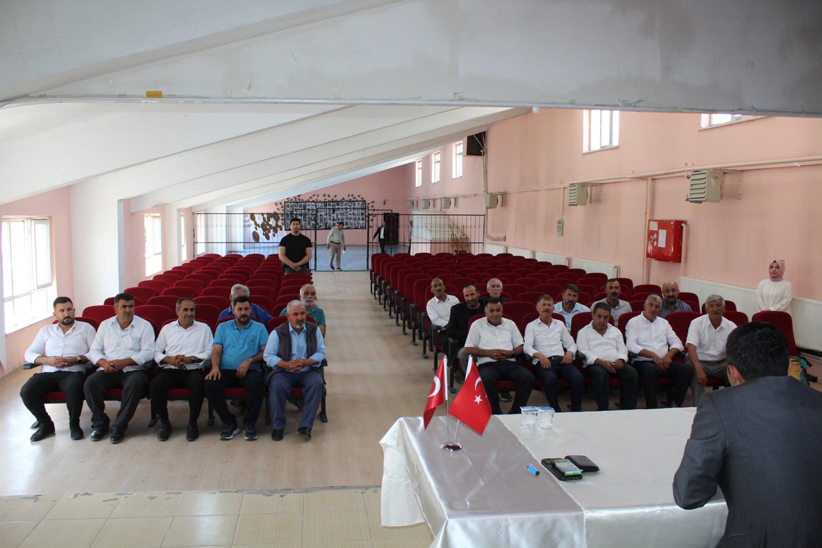 📌Balıkesir’in Gömeç ilçesine tayini çıkan Kaymakamımız Sn. Mehmet Nesip MAHİR, görev süresince birlikte çalıştığı köy ve mahalle muhtarlarımızla vedalaştı.
Kaymakamımız, bugüne kadar yürütülen uyumlu çalışmalar için muhtarlarımıza teşekkür ederek helallik istedi.