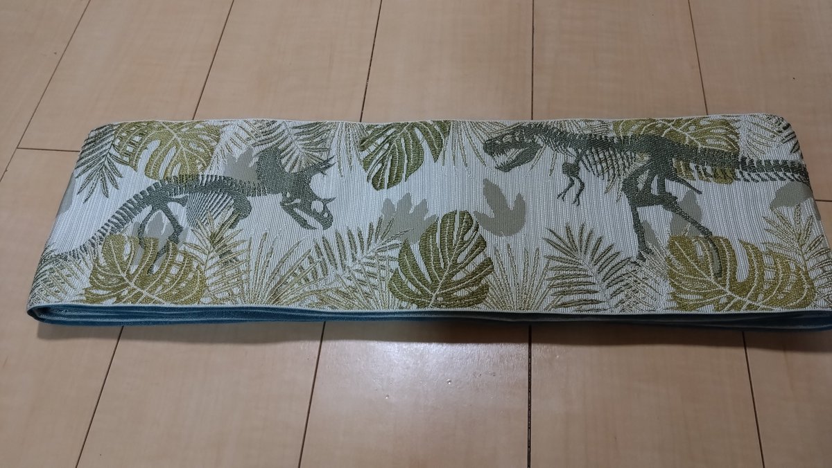 ritsune_wd's tweet photo. 三連休は地元の福井に帰省しておりました。お盆のため人も多く、とても賑やかな感じ。

そんな福井で見つけたこちら！！！🌟॑⸜(* ॑꒳ ॑*  )⸝⋆*
とっても福井らしいこのデザイン✨ 表は恐竜の化石。裏は足跡🦖......
こんなんずるいよな。 https://t.co/XW5UknCiMS