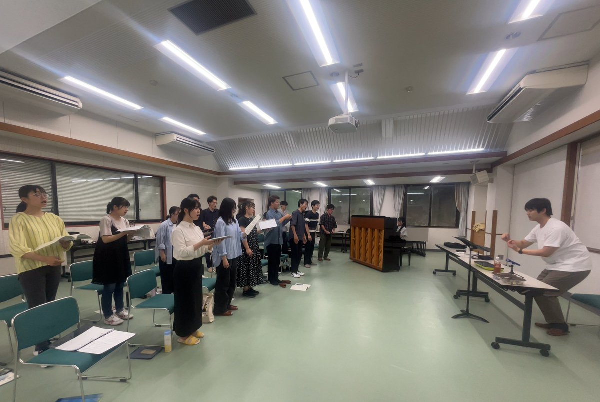 chor_triangle23's tweet image. Chor Triangle です🌻
昨日から2日間岡山県青少年教育センター閑谷学校で合宿を行いました🍑✨️
練習では遠くに届く声を目指しながらハーモニーやニュアンスを磨き、キャンドルサービスやスポーツ大会によって団結力もUP😉✌️トライアングルのアツい音楽を県大会ではお届けします！頑張るぞ〜💪🔥