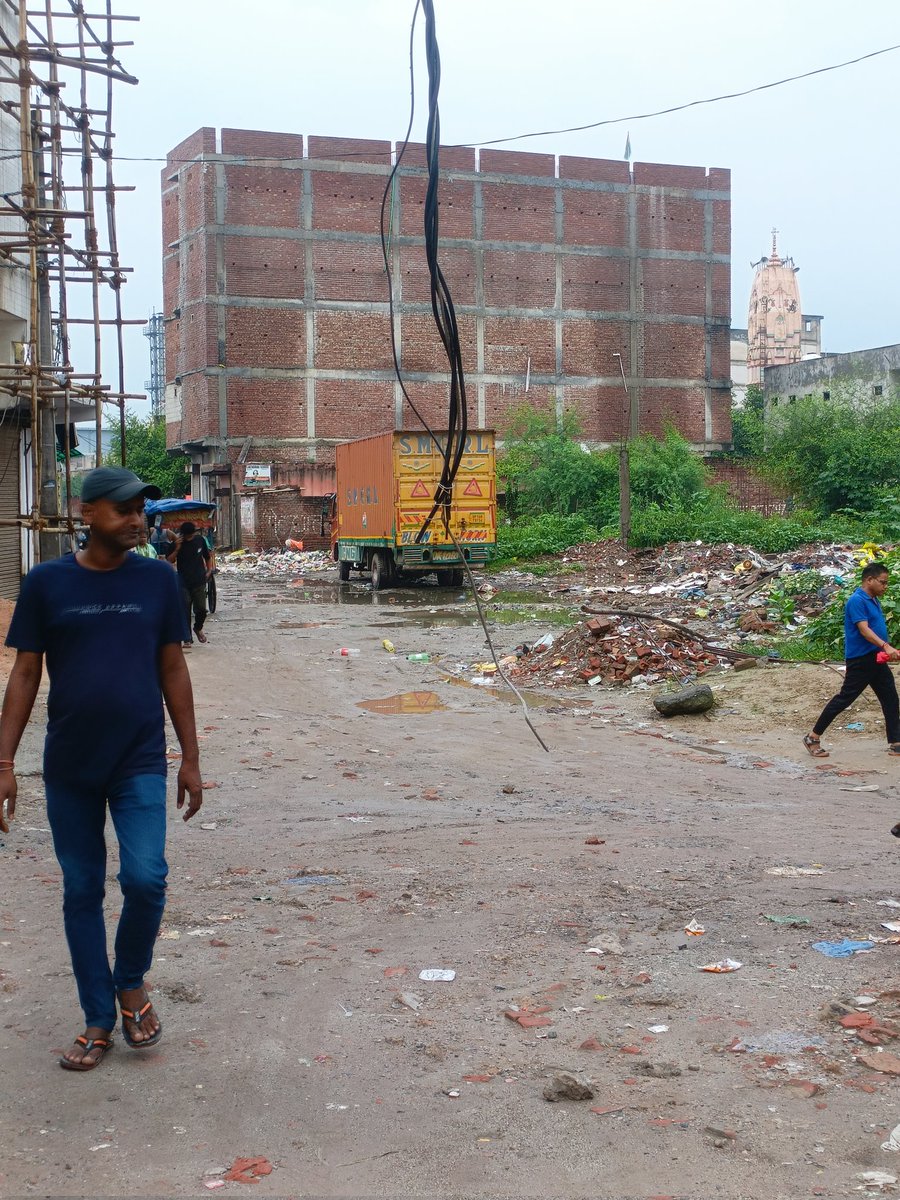 ajitKthakur's tweet image. Dear @noida_authority, there is an open hanging cable wire on the service road at Village Nagla Charandas, opposite B-94, Phase 2, Noida. It’s a serious safety hazard for residents &amp;amp; commuters. Please take urgent action. #Noida #SafetyHazard