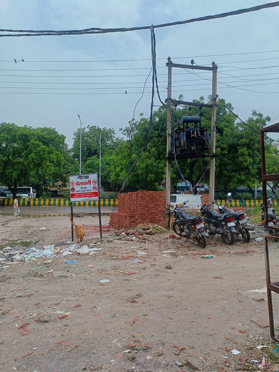 ajitKthakur's tweet image. Dear @noida_authority, there is an open hanging cable wire on the service road at Village Nagla Charandas, opposite B-94, Phase 2, Noida. It’s a serious safety hazard for residents &amp;amp; commuters. Please take urgent action. #Noida #SafetyHazard
