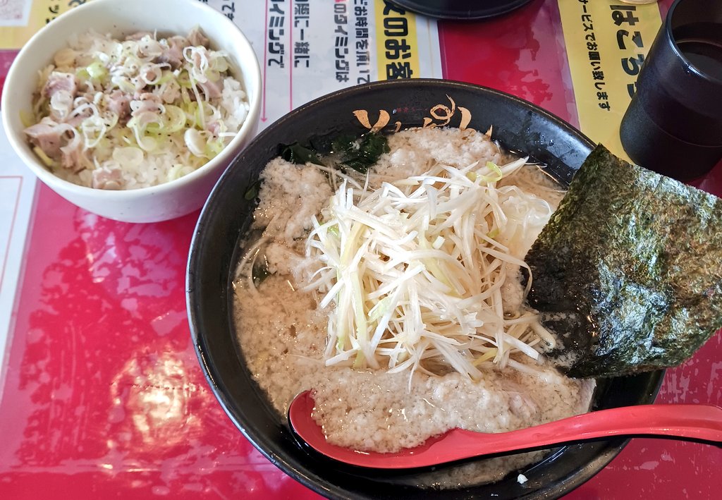 ラーショ とんちゃん🍜
ネギラーメン 背脂2倍 半ネギチャーめし

パパと2人でラーメン🍜

前からちょっと気になってたお店！

大好きなネギ😍と背脂😍を堪能🥰
麺が太麺でおもしろかった笑