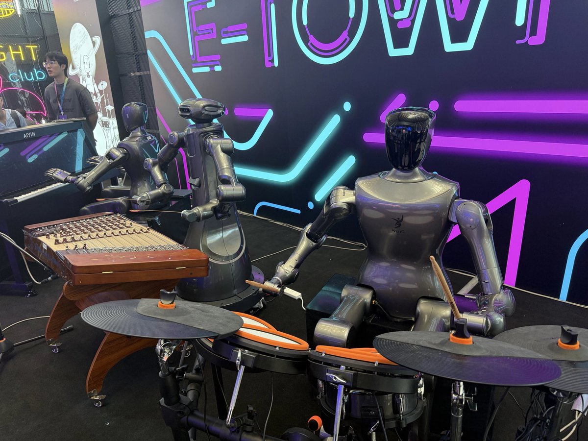 BeijingDiscover's tweet image. The #2025WorldRobotConference has concluded in Beijing with impressive results! The event generated RMB 1.48 billion (USD 206.37 million) in funding and saw the sale of 19,000 robots and related products. It&apos;s a strong indicator that the robotics sector is thriving, with both…