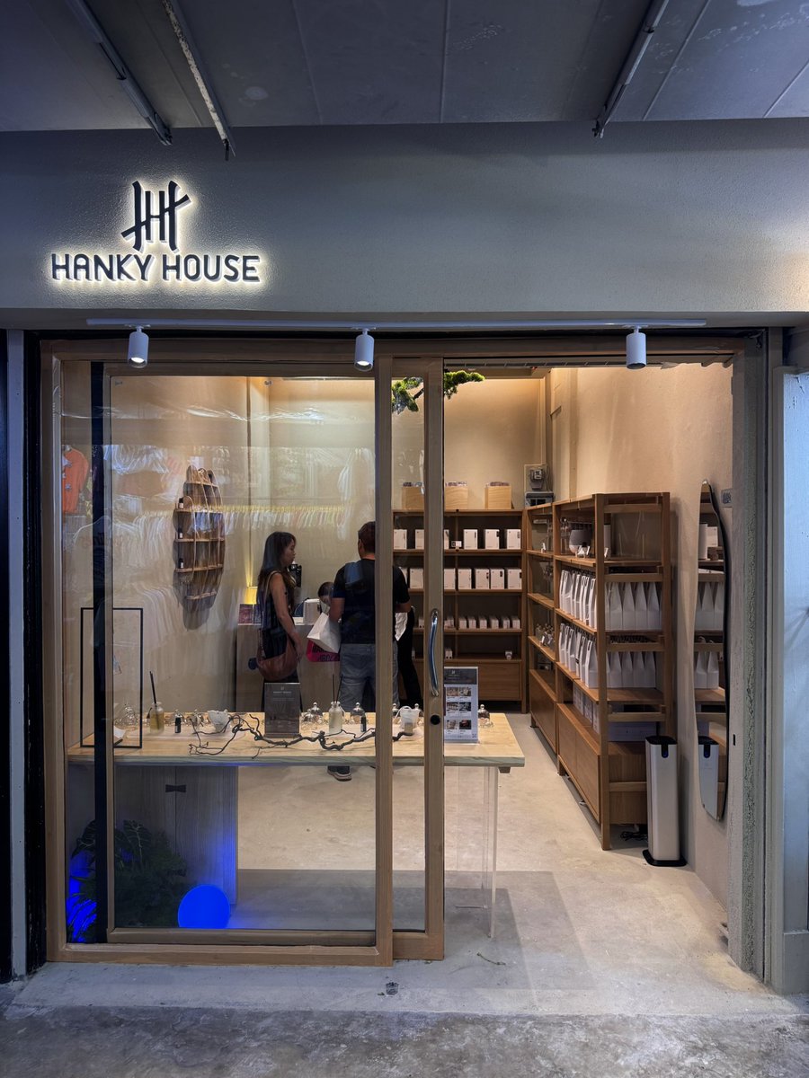 sfkkfs_'s tweet photo. ยกให้ Hanky House เป็นเครื่องหอมคนไทย 
ที่คุณภาพเกินราคาจริงๆ ใช้ของเค้ามาหลายตัว

ตอนนี้มีหน้าร้านที่สยามซ.3 หอมฟุ้งตั้งแต่ทางเข้า 
มีกลิ่นให้เลือกเยอะ ใครชอบบ้านหอม รถหอม 
แนะนำแบรนด์นี้อีกเสียง 🛋️🫧 https://t.co/jLuXWwczMJ