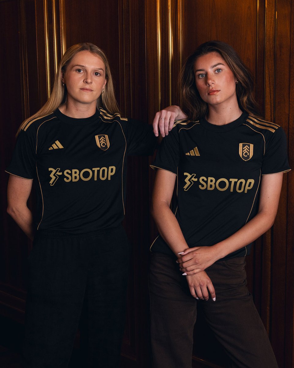 The Fulham back in all black. 🖤