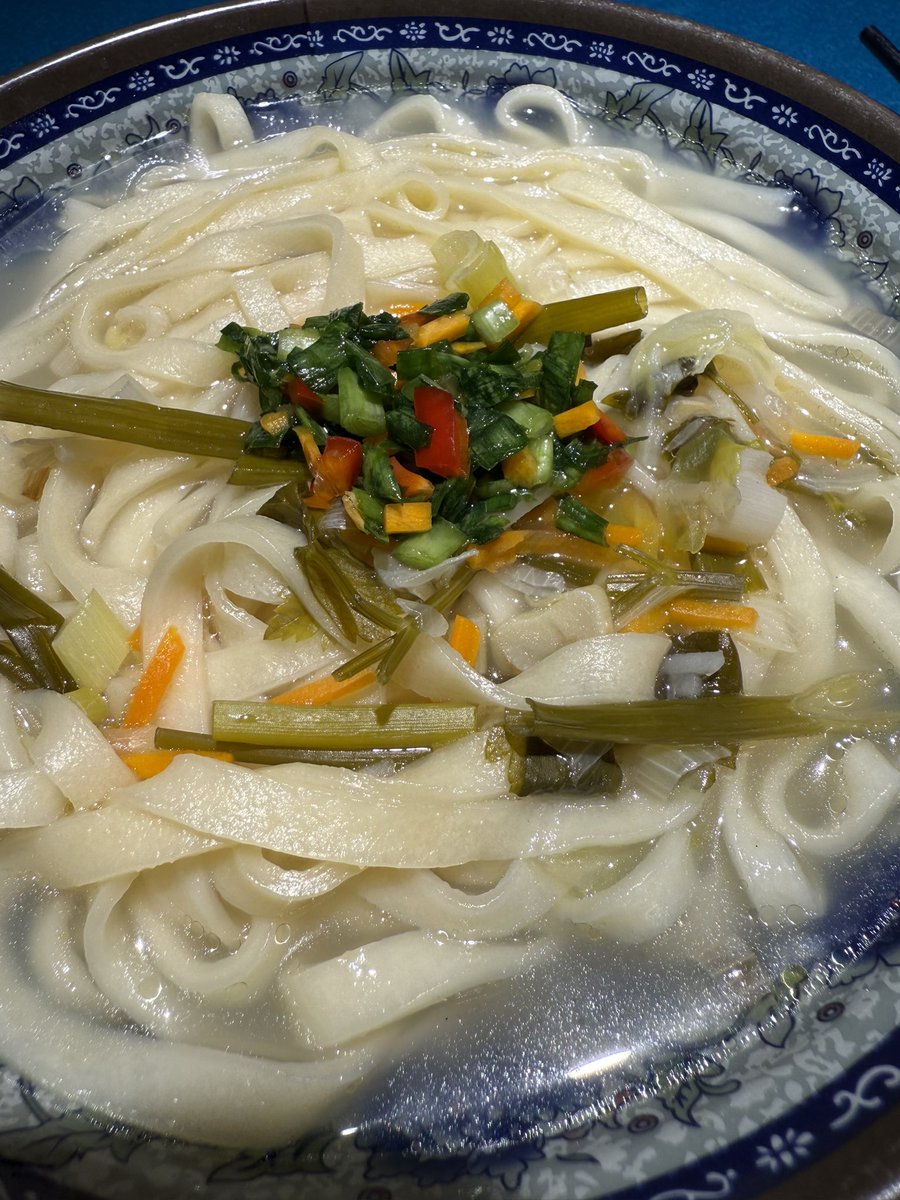 Menshen_0609's tweet photo. 今天跑了5个地方，从新源出发，先到了库尔德宁—》恰普其海—〉向日葵海—》鳄鱼湾—〉八卦城—》昭苏休息，从早上9点出发到22点太阳下山才停住车轮，22点半我们才吃上这一天的第一餐🤣🤣 https://t.co/SVrw93VS5K