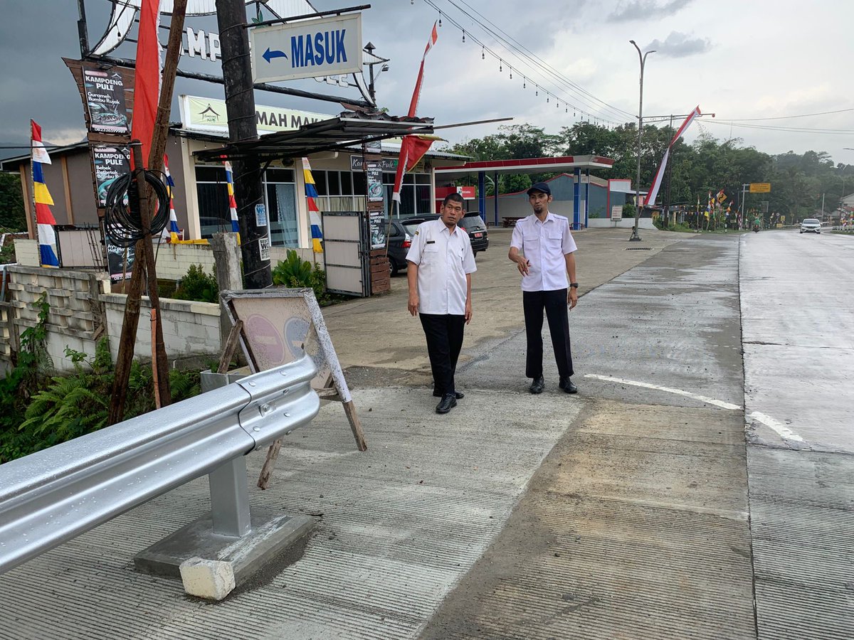 ppks01's tweet photo. Sobat Bina Marga, Kamis, 13 Agustus 2025, KaSatker TP provinsi Jawa Tengah Toni Wilmar ST, di dampingi Pejabat Pembuat Komitmen TP 01 (PPK TP 01) Helmi Riyadly Fabanyo, ST melaksanakan Monev pekerjaan Fasilitas Keselamatan Ruas Jln Lingkar Sumpiuh (Banyumas) @dpubmckjateng https://t.co/Ud9D6d4zSg