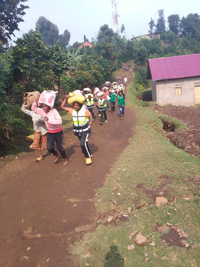 Mu kwizihizwa umunsi mpuzamahanga w'uribyiruko uyu munsi muri <a href="/Busogosector/">Busogo Sector/Musanze Ditrict</a> <a href="/MusanzeDistrict/">Musanze District</a> wizihijwe hakorwa umuganda Aho hafashijwe umwe murubyiruko wo mukagari ka Nyagisozi, yatwariwe igitaka fuso 2 kibumbwamo inkaraka 1335.
#youthday2025