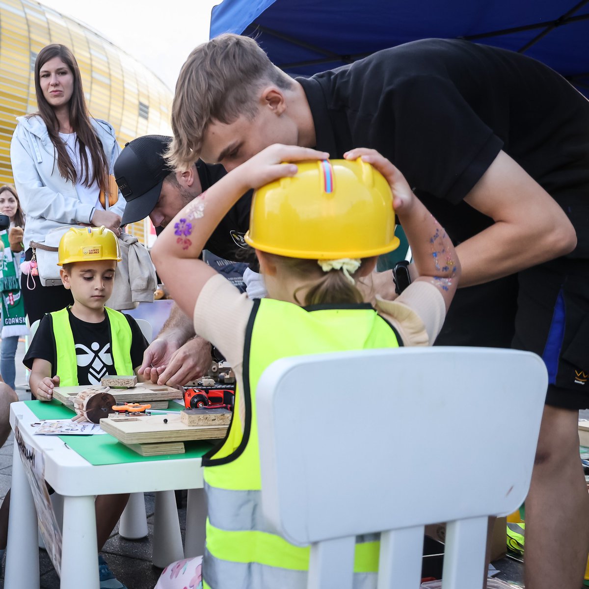 LechiaGdanskSA's tweet photo. Gdzie spędziliście czas w oczekiwaniu na mecz #LGDMOT? Oczywiście w nowej 𝐅𝐚𝐧𝐙𝐨𝐧𝐞, gdzie bawiliście się świetnie! 🤩 

Wszystkim firmom dziękujemy za współpracę i czekamy na kolejne! Zgłoszenia przyjmujemy na: p.kokosza@lechia.pl 📧 https://t.co/Gc6DV4Thqn