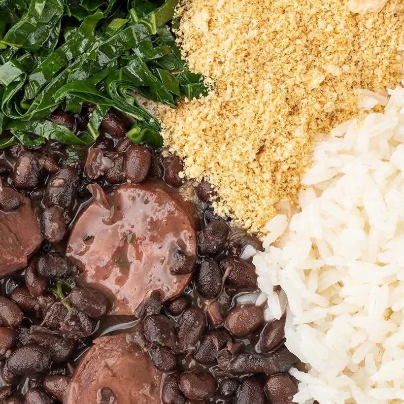 Acabei de almoçar. 
Hoje, eu estava muito mais preguiçosa do que o normal. Por isso, decidi comer o que já estava na geladeira. Esquentei um arroz refogado, um frango e um purê. Tudo resolvido. 
Mas sabe aqueles dias em que a gente come e pensa: "não era isso que eu queria