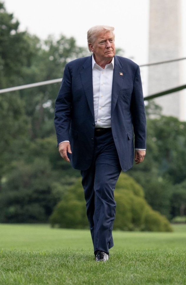 Drop a '❤️', if you love President Donald Trump!!