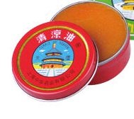 "Hum... Tu boites ? Viens ici... Il y a quoi ? Parle fort ! Tu as... joué au ballon hier hein ? Et tu t'es fait mal n'est ce pas ? Très bien !!! Et tu voulais cacher ! Eeeeh ferme ta bouche ! Si tu ne meurs pas, tu ne vas pas laisser non ? Assieds toi ici. Montre, c'est où ?" 😭