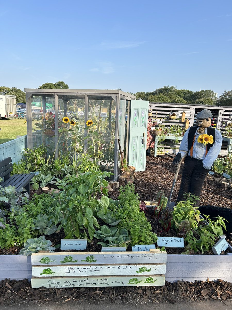 NickNatkinson's tweet photo. Thanks to all involved in the garden build this year including L1/2 Hortskills
learners from Salford Council @growyourownHSIS @OldhamCollege https://t.co/19VZScDgJ0
