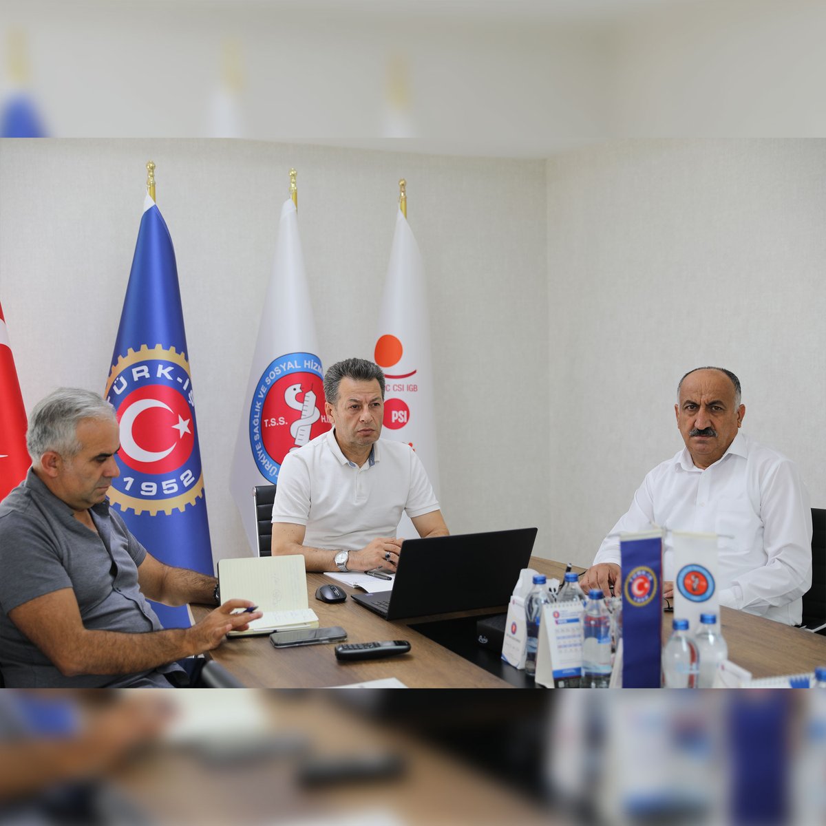 trsaglikis's tweet photo. Başkanlar Kurulumuzu Çevrim İçi Olarak Gerçekleştirdik

Türkiye Sağlık ve Sosyal Hizmet İşçileri Sendikası olarak, Genel Başkanımız Sayın Hakan Toy’un liderliğinde; Genel Sekreterimiz Adem Sarıçoban, Merkez Yönetim Kurulu Üyelerimiz ve Şube Başkanlarımızın katılımıyla Başkanlar Kurulumuzu çevrim içi ortamda gerçekleştirdik.

Haberin devamı için👇
https://t.co/0UzKlZxYsJ