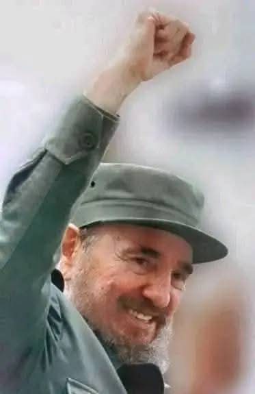 Hoy #Cuba y el mundo repiten " Feliz cumpleaños #Fidel". #FidelPorSiempre #HonorHolguinero