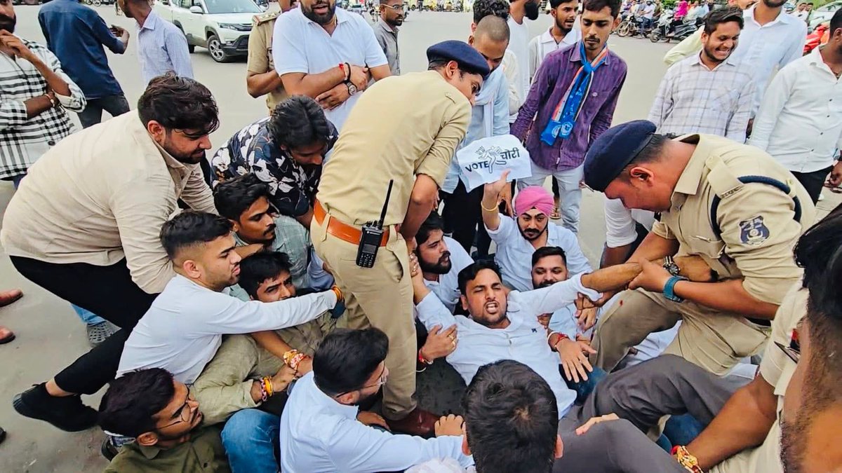 Bhupesh Baghel (@bhupeshbaghel) on Twitter photo छात्रों ने संभाला मोर्चा 
वोट चोर- गद्दी छोड़!
छत्तीसगढ़ NSUI ने प्रदेश निर्वाचन आयोग का घेराव कर "वोट चोरी" के खिलाफ आवाज बुलंद की है.
चुनाव आयोग अब पूरी तरह बेनक़ाब हो चुका है. मतदान प्रकिया में की जा रही गड़बड़ियों का सच अब उजागर हो गया है. 
देश में हो रही इस वोट चोरी के छात्रों ने संभाला मोर्चा 
वोट चोर- गद्दी छोड़!
छत्तीसगढ़ NSUI ने प्रदेश निर्वाचन आयोग का घेराव कर "वोट चोरी" के खिलाफ आवाज बुलंद की है.
चुनाव आयोग अब पूरी तरह बेनक़ाब हो चुका है. मतदान प्रकिया में की जा रही गड़बड़ियों का सच अब उजागर हो गया है. 
देश में हो रही इस वोट चोरी के