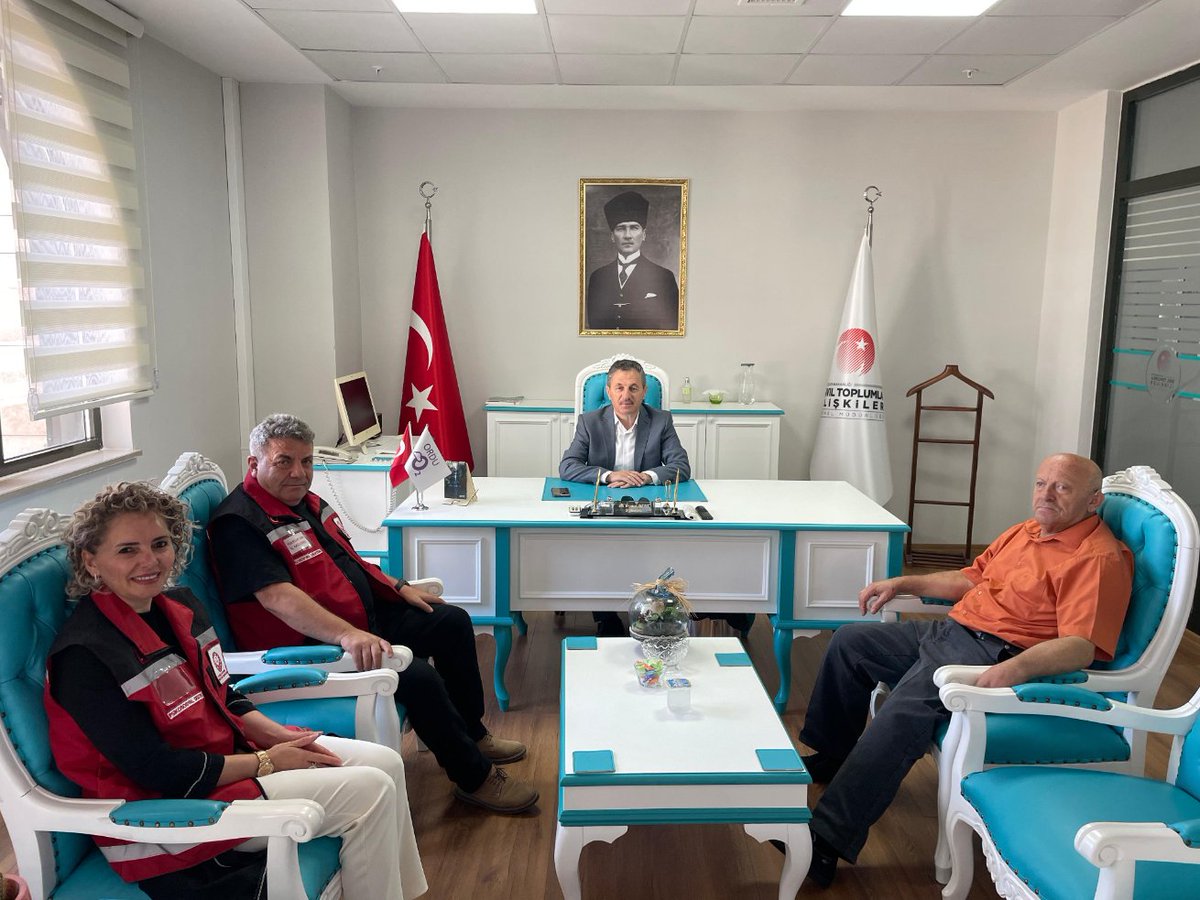 Polis Şehitleri ve Malül Gazileri Yardımlaşma Derneğinin " Tarihin Sessiz Kahramanları: Kütahya Nasuhçal Şehitlerinin Anma ” Projesi için İl Müdürümüz Ali Kemal MERT Dernek Yönetim Kurulu Başkanı Şenel ŞAHİN’e  projenin hayırlı olması dileklerinde bulundu.