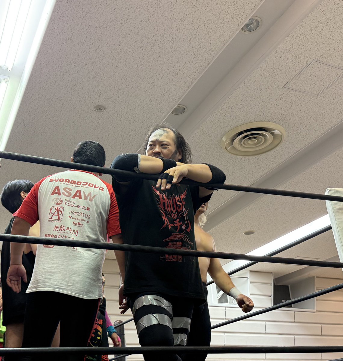 m_abc_123's tweet photo. SUGAMOプロレス 高島平大会8.11
#bEIVIL #CHIVIL #成田連(ツレ) 

#SUGAMOプロレス #お笑いプロレス
#高島平区民館 https://t.co/UqKCXLhQyv