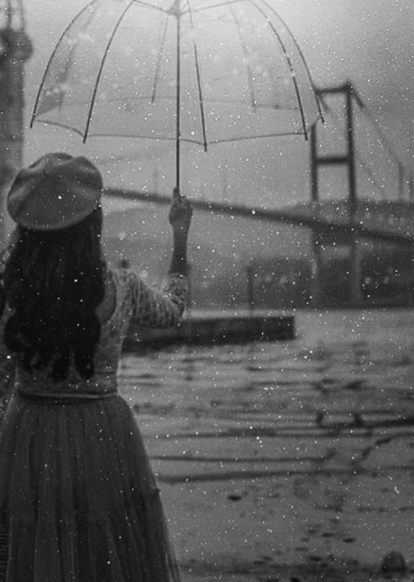 Kimi gidene el sallar,
Kimi de kalana. 
Ne giden alabilmiştir gönlüne yanına 
Ne de kalan