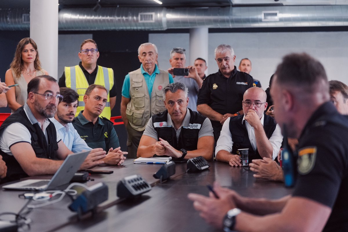 ✅ Los #AgentesForestalesCM siguen con la investigación sobre el #IFTresCantos, al igual que la <a href="/guardiacivil/">Guardia Civil</a> y el SEPRONA.

⚫️ Se guardó un minuto de silencio en el Puesto de Mando Avanzado por los fallecidos en los incendios en Madrid y León.

+Info: c.madrid/IFTresCantos