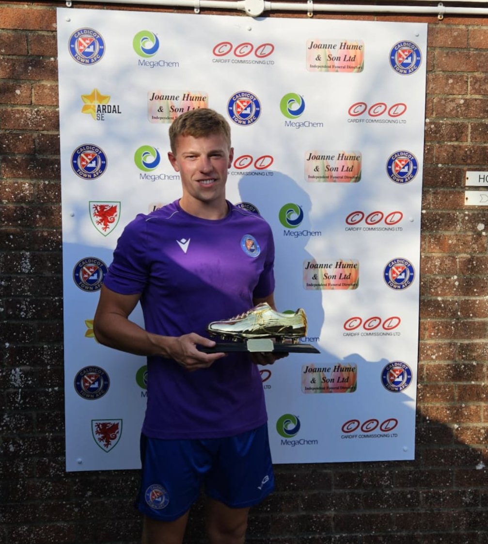 CaldicotTownAFC's tweet photo. ARDAL SOUTH EAST GOLDEN BOOT WINNER 2024/25 ⚽ 🏆 

Last night's match winner, Ben Donoghue finally received his golden boot award for last seasons excellent display:

Games - 29
Goals - 26
Assists - 10

#CTAFC https://t.co/JdvKMgVOZ3