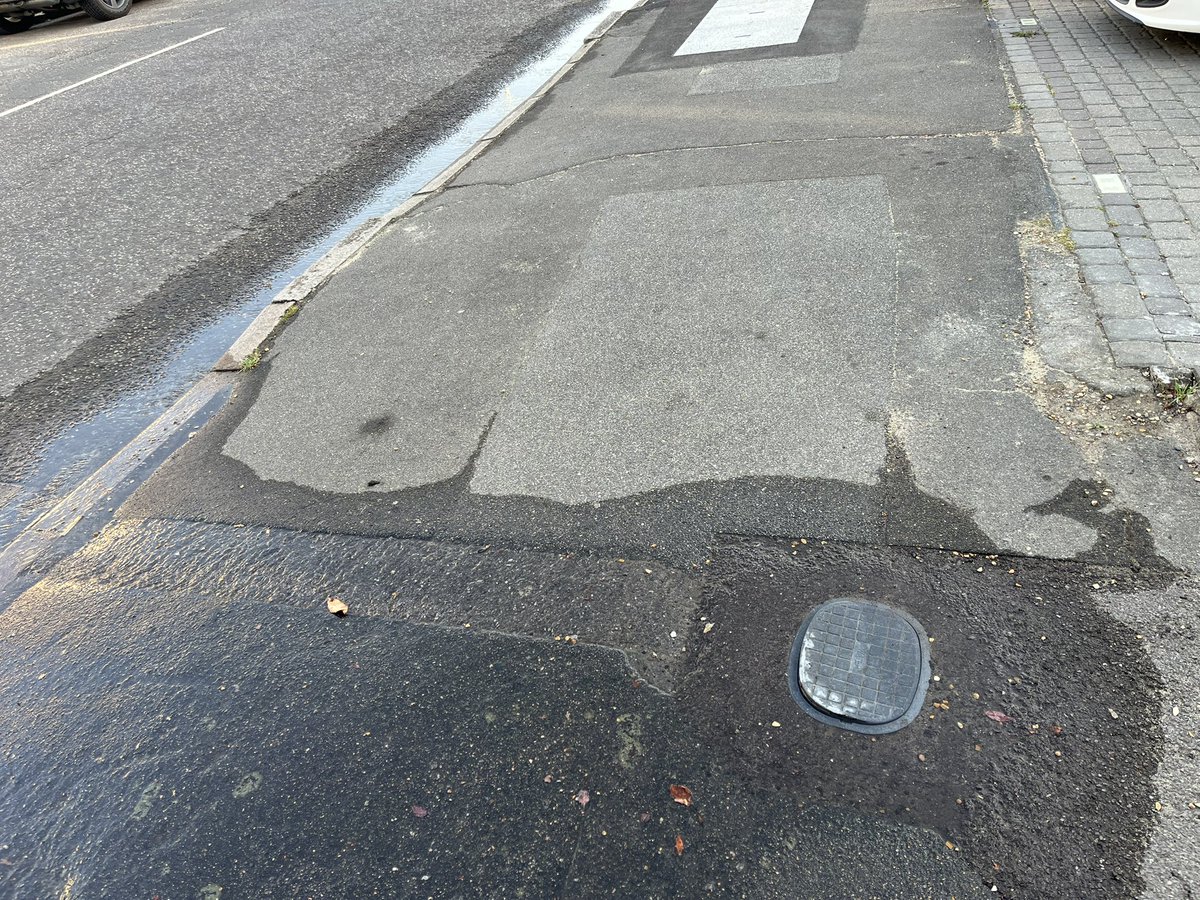 CroadsLaw's tweet photo. @thameswater there appears to be a water leak outside 216 Broadmead Rd, Woodford Green https://t.co/aE4dpPD4Fb