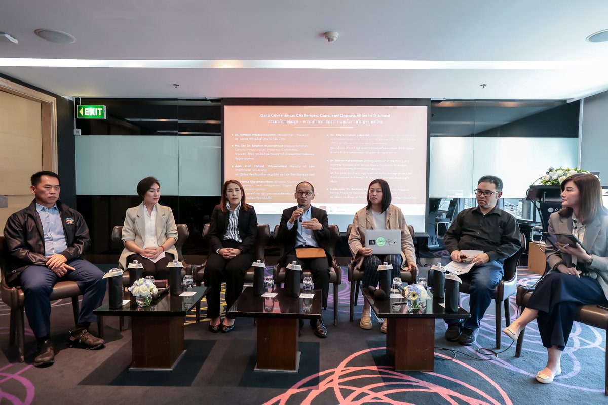 The forum featured presentations by Pranesh Prakash, sharing regional research findings from South and Southeast Asia, and Associate Professor Dr. Jompon Pitaksantayothin, offering insights into Thailand’s #DataGovernance landscape. Panel discussions followed each presentation,