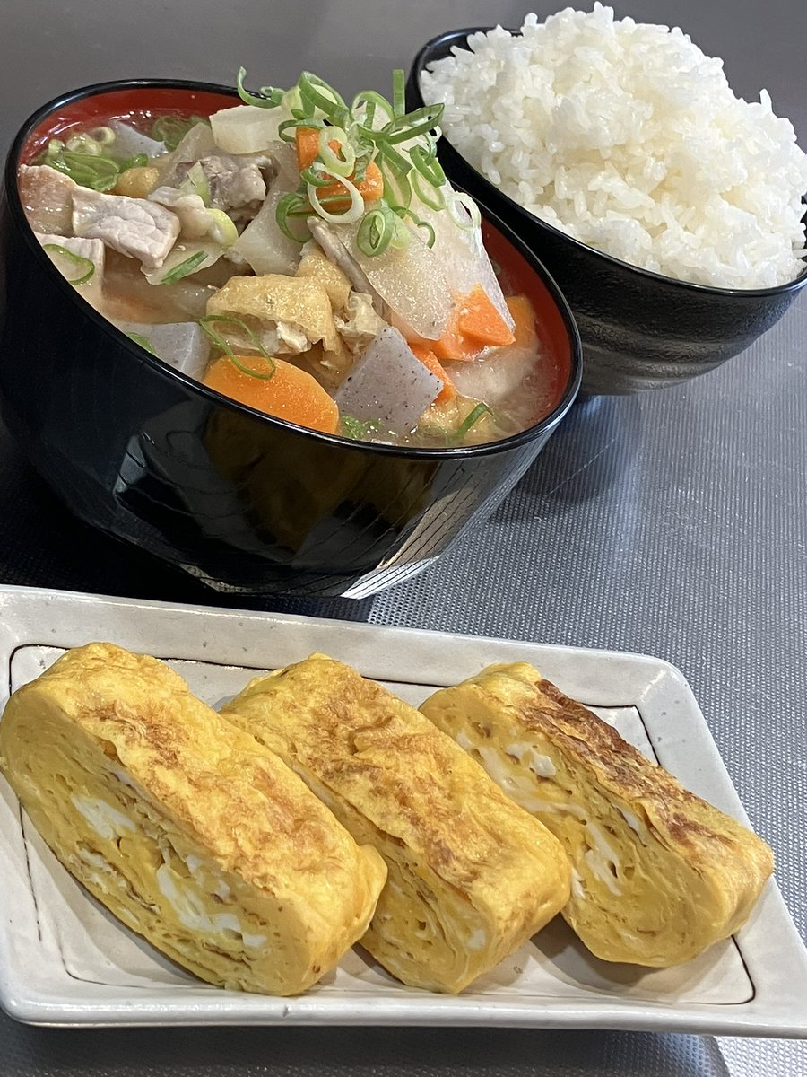 sense_kabu's tweet photo. 今日は卵焼き&amp;具だくさん豚汁定食を食べました。おいしかったです。 https://t.co/DozRVyBbFY