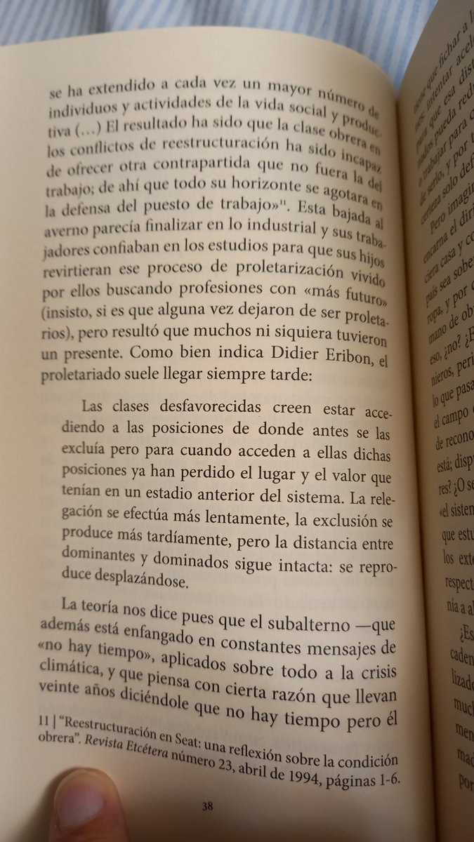 La relación social hegemónica (el capital) requiere modas: promotoras y agilizadoras de la móvil y (por ello) atractiva frustración de los explotados (el proletariado) a fin de que permanezcan en el "decir por no saber qué hacer" conscientemente.

(Nuda propiedad, <a href="/enchandal_/">Domingos en chándal 🇵🇸</a> )