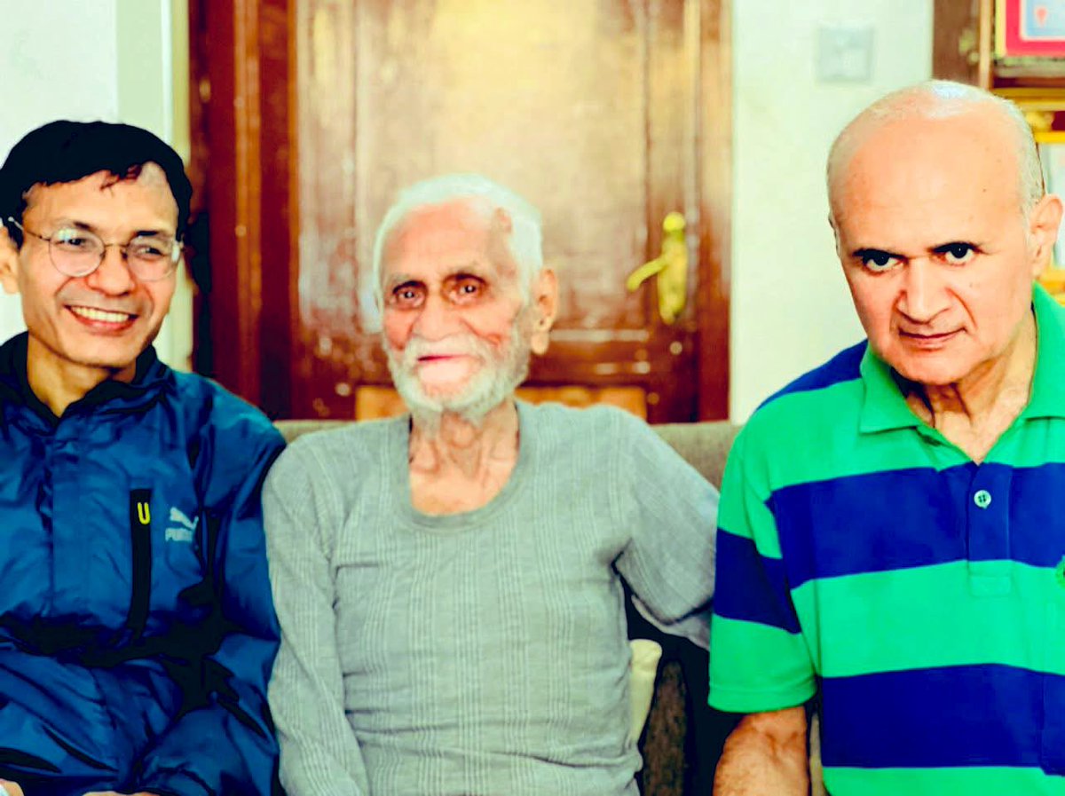 त्रि.वि.का पूर्व उपकुलपति महेशकुमार उपाध्याय (बीचमा)। उपाध्यायका पूर्वज चन्द्रशेखर उपाध्याय सुगौली सन्धिका हस्ताक्षरकर्तामध्य एक हुनुहुन्छ । वहांका दाजु शैलेन्द्रकुमार उपाध्याय पंचायतकालमा परराष्ट्रमन्त्री थिए ।वहांहरूको बसाइ नेपालका साथै विहारको कर्नुलमा पनि छ ।