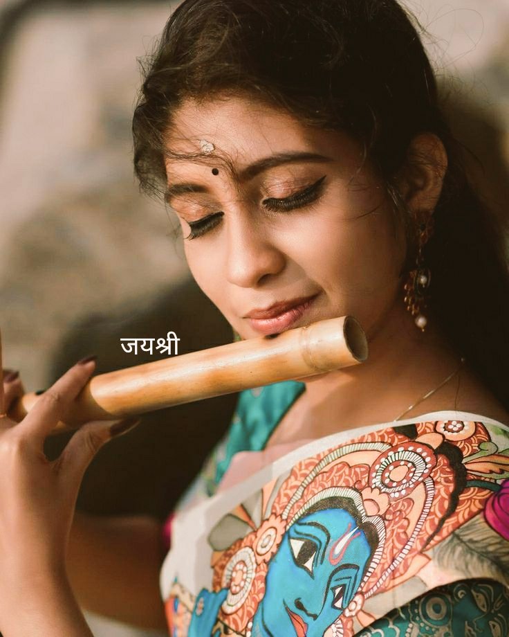 सुनो साथी कहे मुरली की धुन
बेकरार दिल धड़के कैसी ये तड़पन
देती है सदायें तू भी ज़रा सुन
आजा की खिले दिल का फागुन 
धड़कन में तू है समाया हुआ
खयालों में तू ही तू छाया हुआ
दुनिया के मेले में लाखों मिले
मगर तू ही तू दिल को भाया हुआ
मैं तेरी जोगन तू मेरा मीत
दोनों मिल कर बनेगी प्रीत