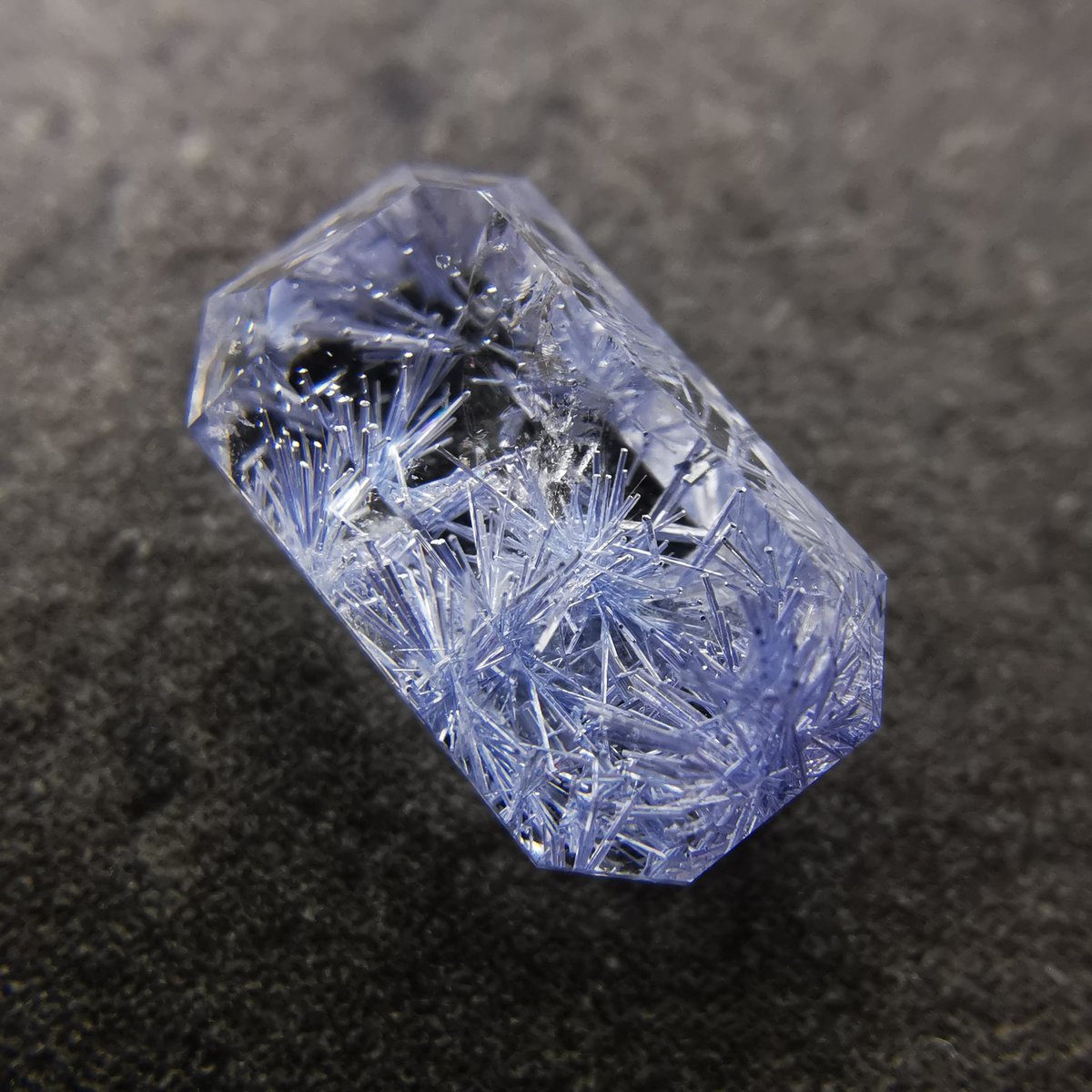 青い針がキュッと集まったデュモルチェライトの結晶が、いくつも重なり合うように入ったクォーツです
デュモルチェライトの針がしっかりと太く、小粒なルースでも青みをしっかりと感じられます

デュモルチェライトインクォーツ 1.49ct
日曜21時販売開始