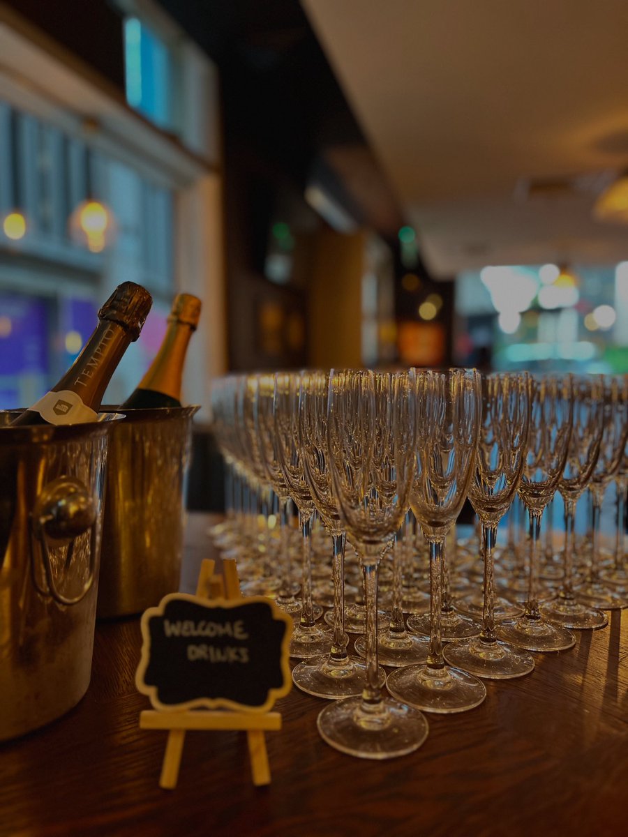 Pop, fizz, clink — it’s International Prosecco Day! 🥂🍾 

#youngspubs #prosecco #citypub #cityoflondon #paternostersquare
