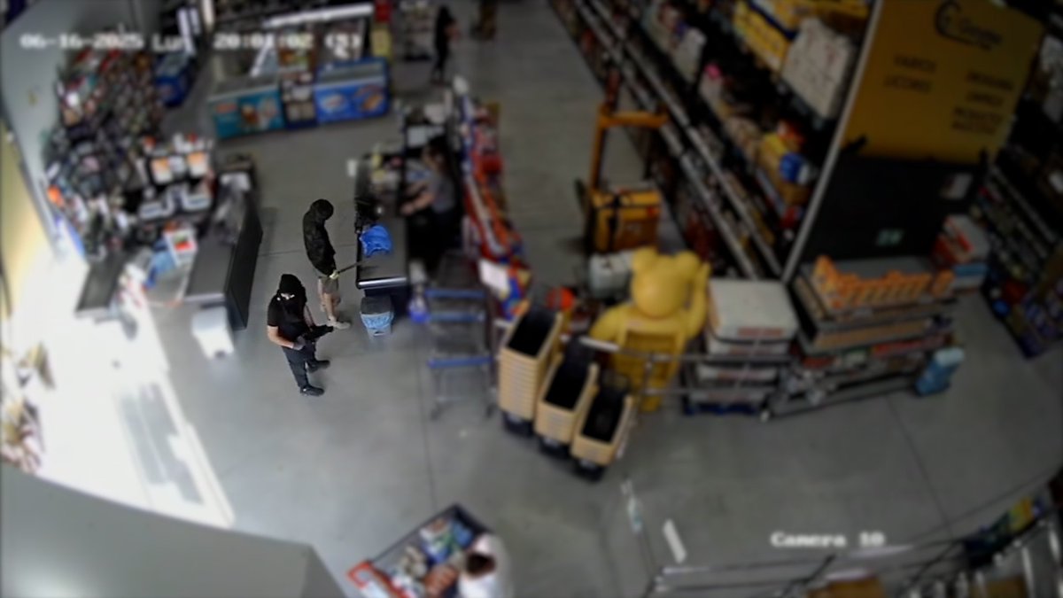 Detenida una banda de atracadores de supermercados que empleaba machetes y fusiles simulados en Málaga.

Los autores, tres individuos de entre 22 y 51 años, fueron sorprendidos in fraganti y detenidos cuando asaltaban un supermercado de Coín.

 share.google/KaknTXktj01YLz…