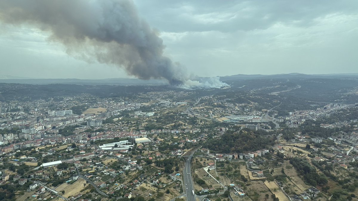 Escoitamosvos en silencio sufrir na frecuencia tódolos dias. Esta lacra afecta a todos. Moitos medios aéreos a baixa cota e visibilidade degradada por fume=tardamos mais en chegar. Ainda con todo seguimos ao 200%. Forza e coidado compis 💪🏻 @brif_laza @bomberos_forestales