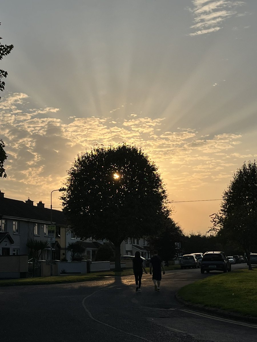 cathal686's tweet photo. #100daysofwalking 
Amazing sunset. 😎 https://t.co/Y7GiVP28pj