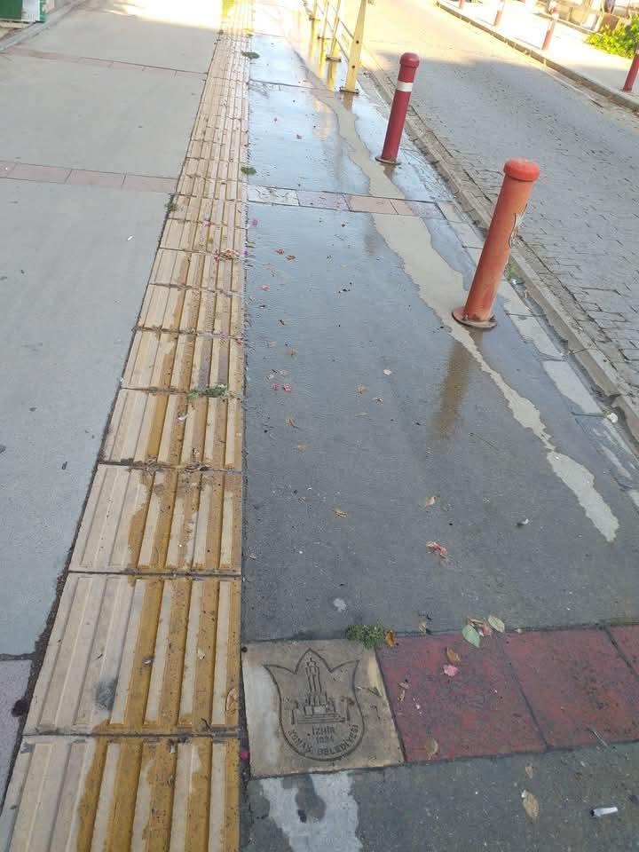 Bir yakınımın şikayetini gördüm. Üçyol'dan Halil Rıfat Paşa son durak'a inen Şükrüsaraçoğlu caddesinde su patlamış ve 2 gündür akıyormuş. Konak belediyesini aramışlar biz ilgilenmiyoruz büyük şehiri arayın demişler. Su sorunu olan bugünlerde lütfen acil ilgilenilsin. 🙏 <a href="/izmirhim/">İzmir HİM</a>