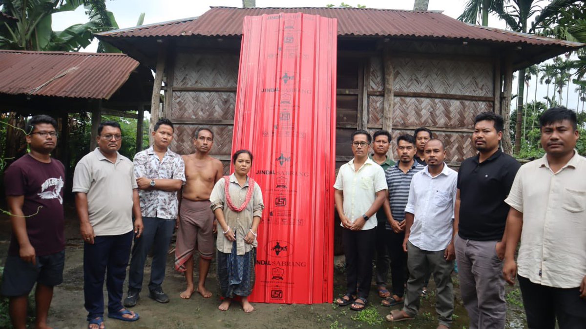 SuhelDebbarmaEM's tweet photo. Under the guidance of our beloved @PradyotManikya & Lead by Hon’ble #CEM today Extended support by distributing tin sheets to 4 families in my constituency, and will continue to provide further assistance to those in need.
#ForThePeople
#LongLiveBubagra https://t.co/YmsW7kTTAv