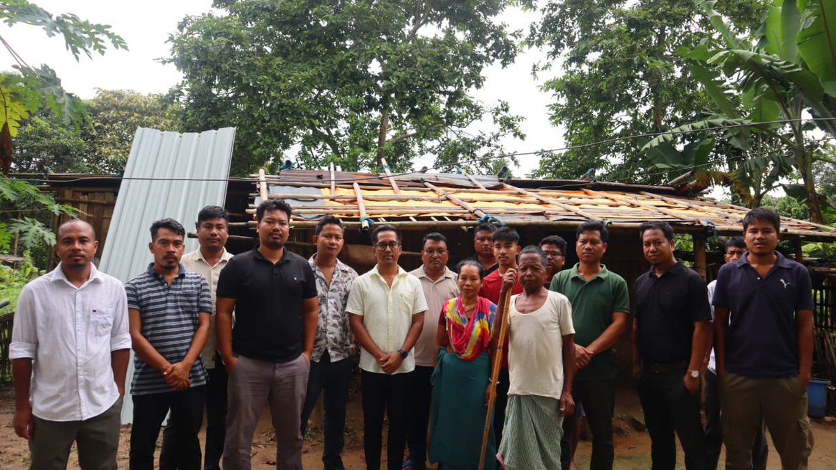 SuhelDebbarmaEM's tweet photo. Under the guidance of our beloved @PradyotManikya & Lead by Hon’ble #CEM today Extended support by distributing tin sheets to 4 families in my constituency, and will continue to provide further assistance to those in need.
#ForThePeople
#LongLiveBubagra https://t.co/YmsW7kTTAv