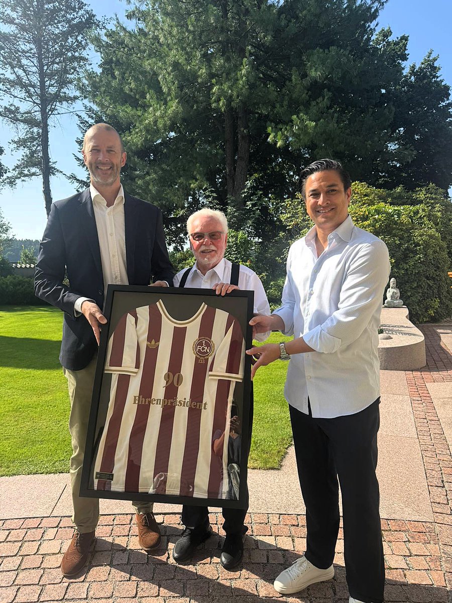 1_fc_nuernberg's tweet photo. Unser Vorstand Marketing und Strategie, Niels #Rossow, und Pokalsieger von 2007 &amp; jetziger Aufsichtsrat Chhunly #Pagenburg schauten heute noch persönlich bei unserem Ehrenpräsidenten vorbei und überbrachten Glückwünsche von der gesamten #FCN-Familie! 🙏 https://t.co/y8t65rBYYs
