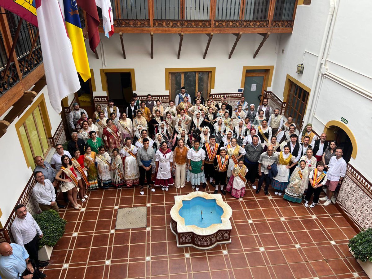 🍇 Jumilla celebraba en la noche de ayer la Ofrenda de Uvas y Primer Mosto al Niño de las Uvas en el 52 edición de la Fiesta de la Vendimia.
Un emotivo homenaje a nuestras raíces, al vino y a quienes trabajan la tierra. 🇪🇸🍷