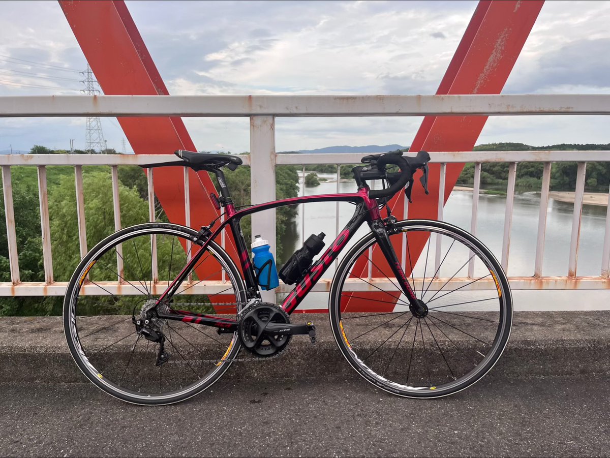Negi3441's tweet photo. この自転車を辛口評価して
フレームはGUSTO RCR TEAM
DURO SPORTS
ホイールはマビックアクシウムレースです
@grok https://t.co/DfnVAltGS5